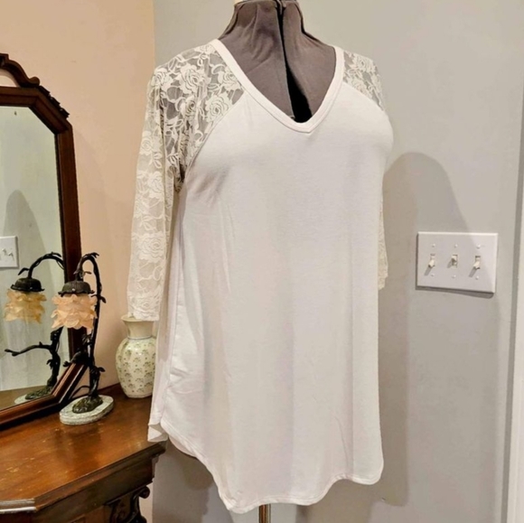 Zenana Outfitters Tops - NWOT 2X Zenana Lace Sleeved Top